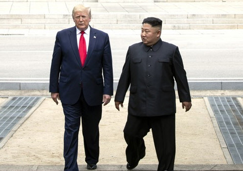 판문점에서 만난 트럼프와 김정은. <연합제공>